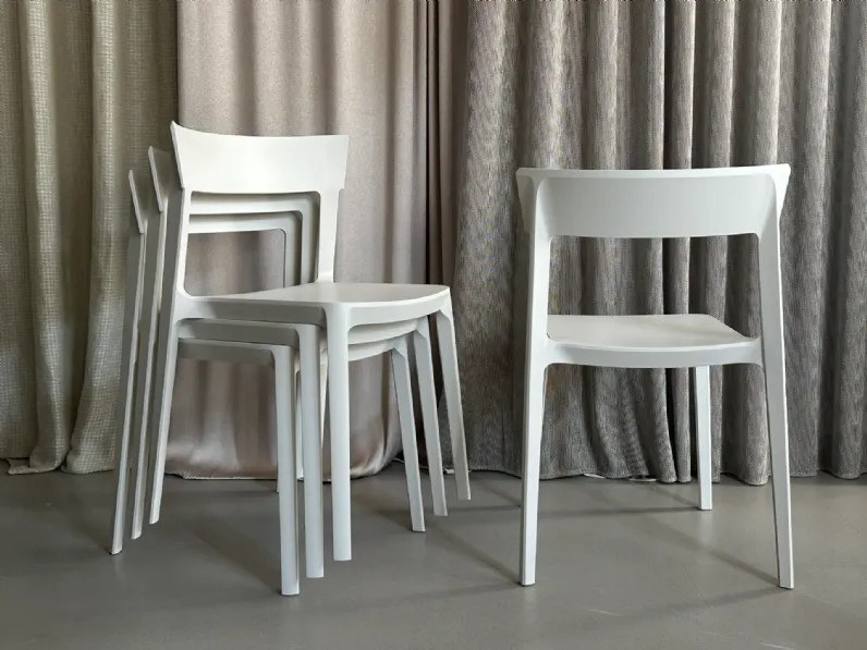 Sedia impilabile modello Skin a prezzo riservato 