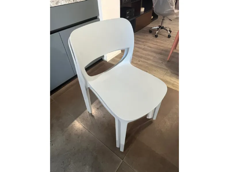 Sedia impilabile Sedie ariel  di Arredo3 a prezzo scontato