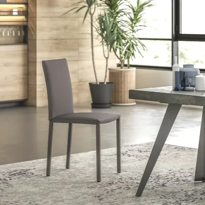 Sedia Felix da soggiorno realizzata in ecopelle scontata del 40%