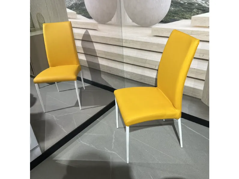 Sedia in ecopelle modello Bond di Zamagna 