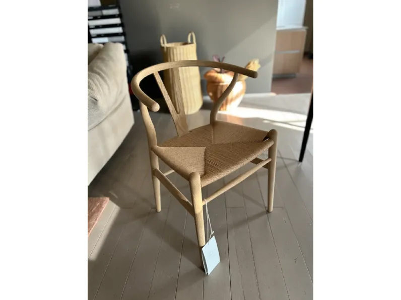 Sedia in legno con braccioli Ch24 wishbone chair scontata