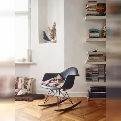 Sedia in plastica a dondolo Vitra eames plastic armchair rar in offerta