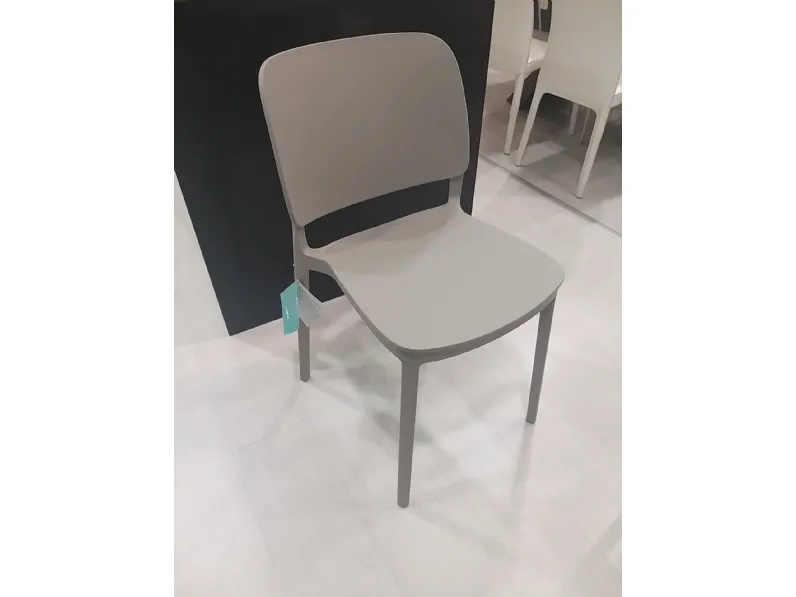 Sedia impilabile Keai di Ingenia in Offerta Outlet