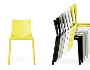 Sedia Kristalia modello Plana. La sedia � in polipropilene rinforzata con vetro. Plana � disponibile in bianco, nero, beige e verde fluo.
