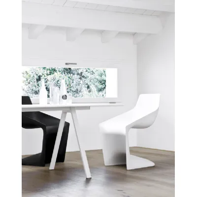 Sedia Kristalia modello Pulp. La sedia ha la struttura in polipropilene disponibile in bianco, nero, beige, rosso corallo e marrone. Pulp � impilabile ed � resistente. 