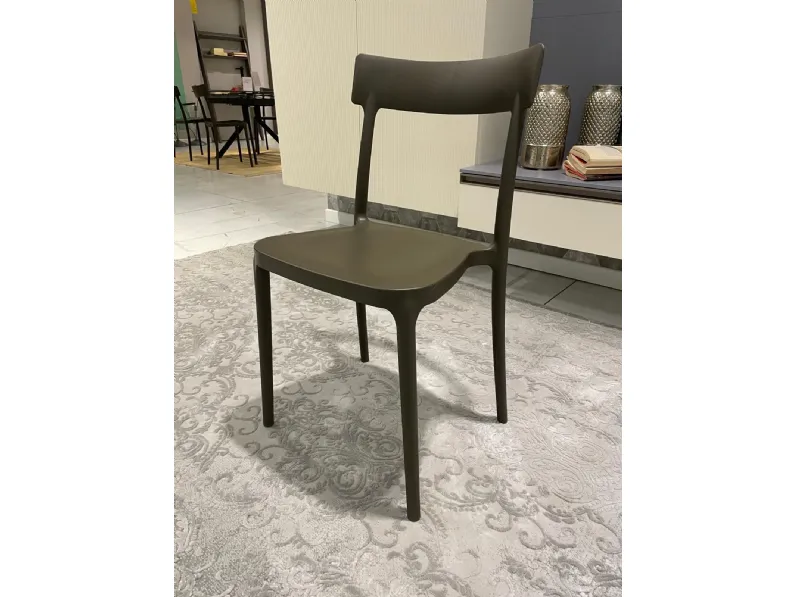 Sedia da cucina realizzata in plastica Argo di Connubia 