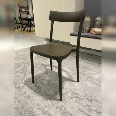 Sedia da cucina realizzata in plastica Argo di Connubia 