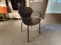 Sedia modello Ops con braccioli di Connubia 