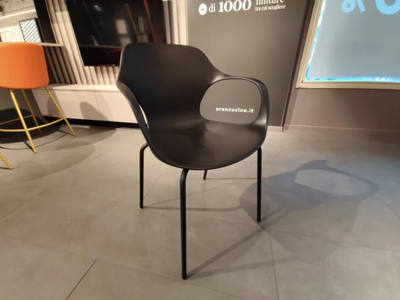 Sedia modello Ops con braccioli di Connubia 