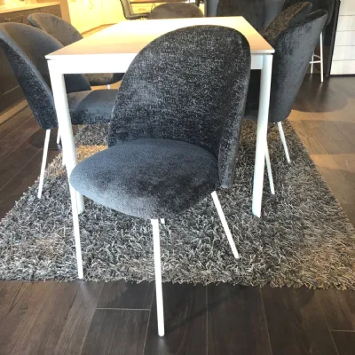 Sedia da soggiorno realizzata in tessuto Tuka mid di Connubia 