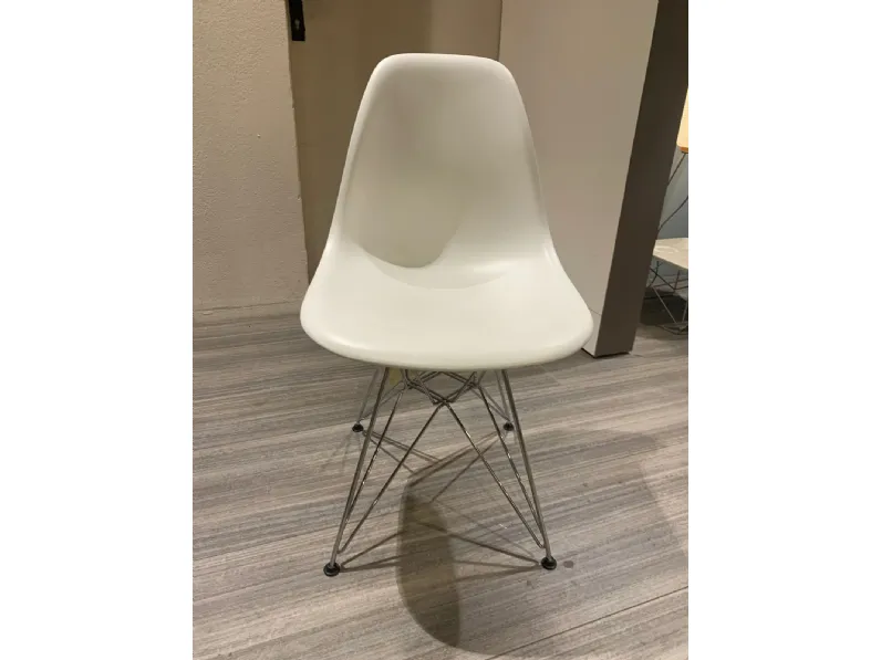 Sedia modello Eames plastic chairs dsr a marchio Molteni & c scontata del 30%