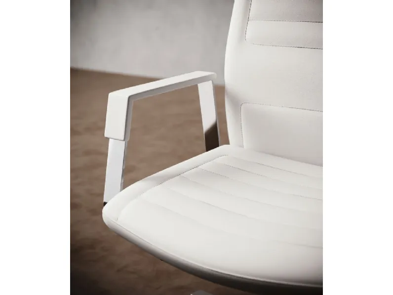 Sedia in pelle con schienale alto Neo chair in offerta