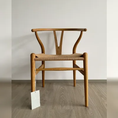 Sedia poltroncina Ch24 di Carl hansen & son a prezzo scontato