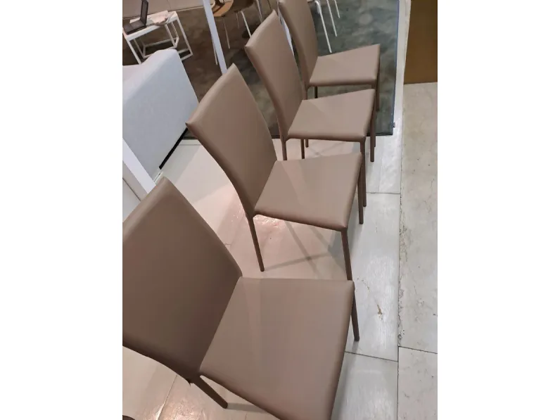 Sedia senza braccioli 4 sedie modello premiere ecopelle colore fango di Ozzio a prezzo Outlet