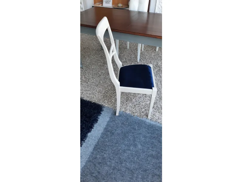 Scopri la sedia quadrifogli di Mobilificio Bellutti, senza braccioli e a prezzo scontato!