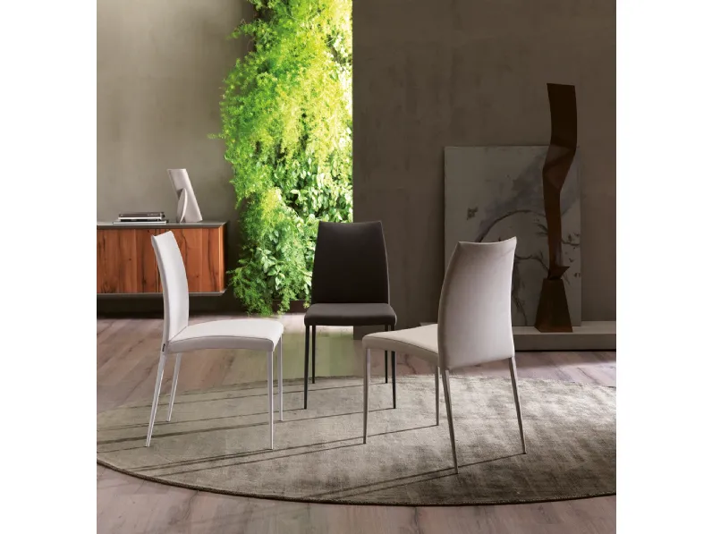 Sedia modello Nexus a marchio Ozzio scontata del 50%