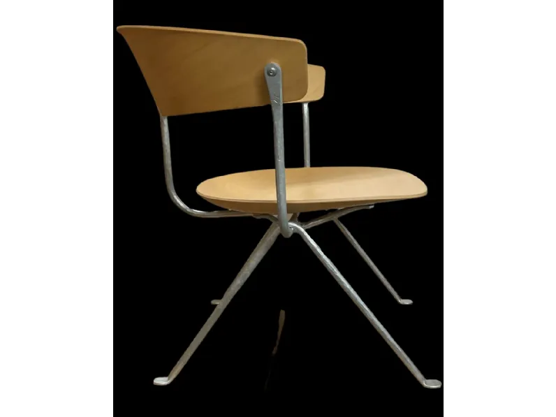 Scopri la Poltroncina Officina di Magis: una sedia in legno dal design unico! Prezzi Outlet!