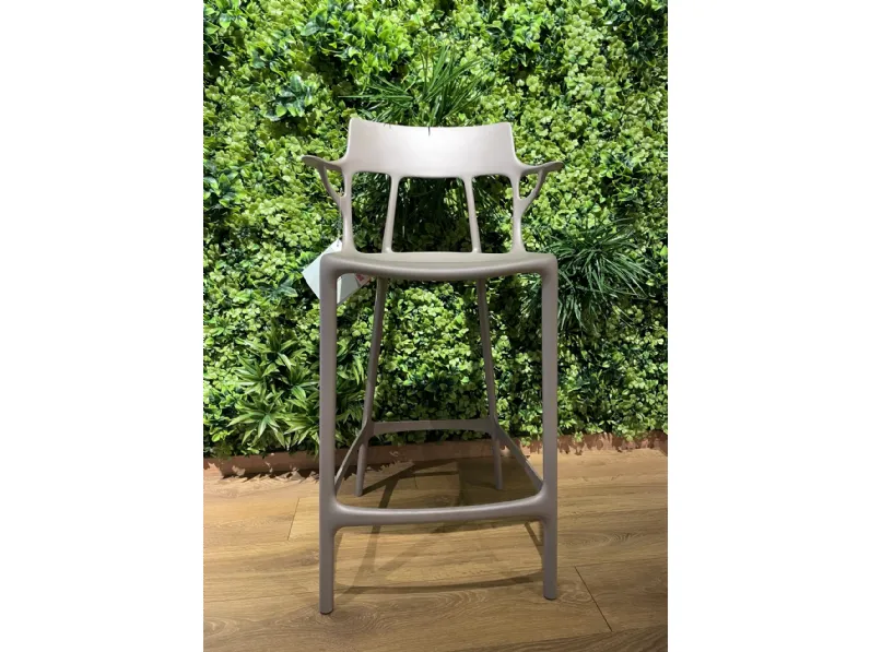 Sgabello con 4 gambe A.i. stool Kartell con forte sconto