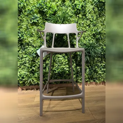 Sgabello con 4 gambe A.i. stool Kartell con forte sconto