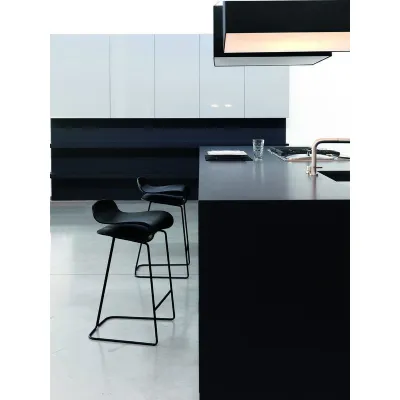 Sgabello Bcn di Kristalia: prezzo Outlet! Design moderno, comodo e resistente. 75 cm di altezza.