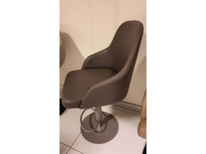 Sgabello Brando Ozzio con base centrale in offerta