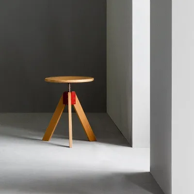 Sgabello con base centrale Giotto Zanotta a prezzi convenienti