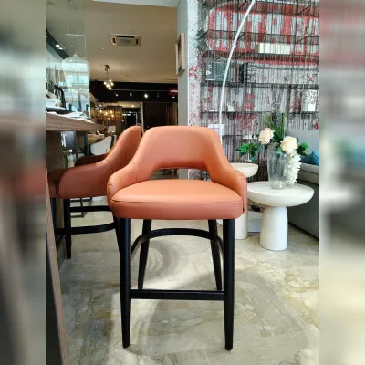 Sgabello con 4 gambe Clark  con forte sconto