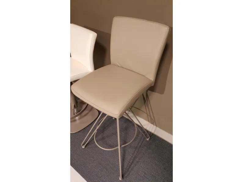 Sgabello Elite Ozzio con 4 gambe convenienti