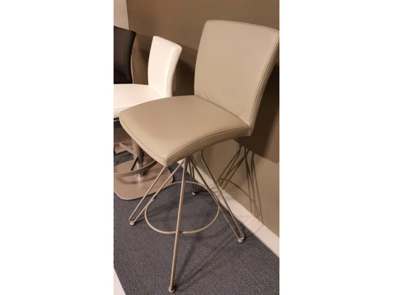 Sgabello Elite Ozzio con 4 gambe convenienti