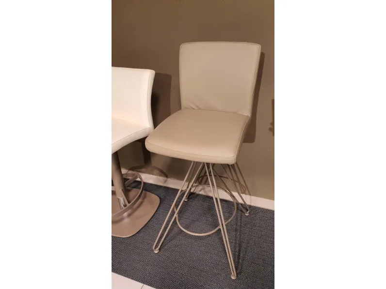 Sgabello Elite Ozzio con 4 gambe convenienti