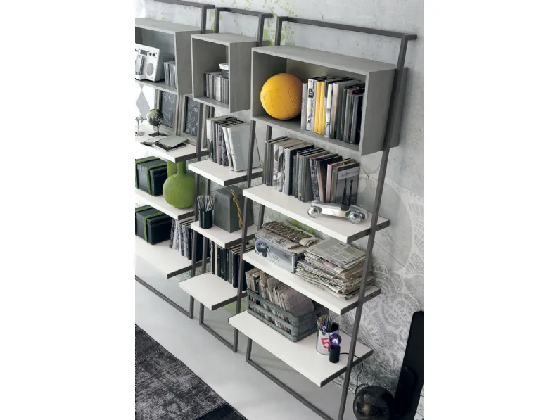 Libreria Tomasella modello Movida. Libreria con contenitore Pedro in materico in varie finiture e struttura in metallo antracite. 