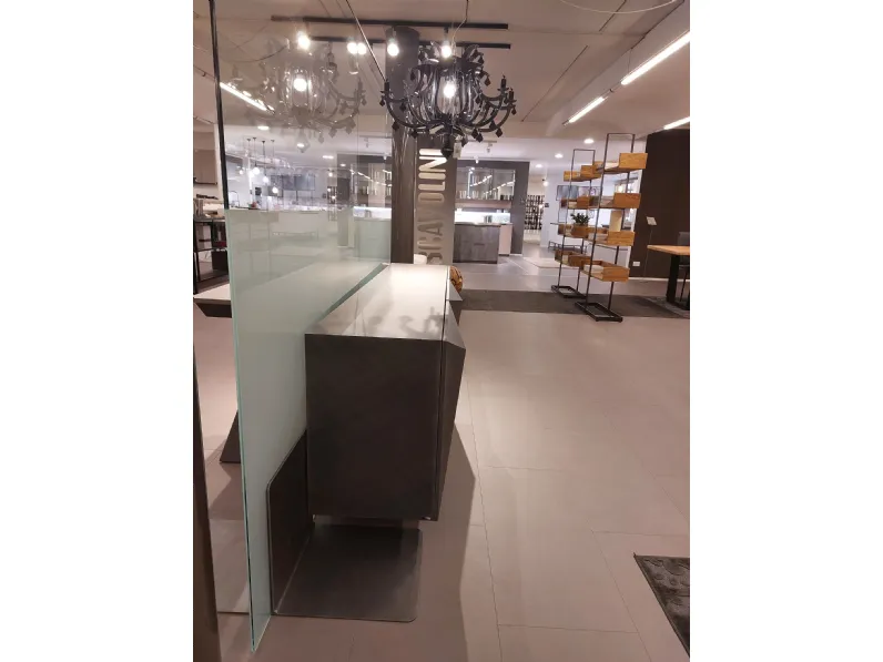 Scopri la Madia Kayak di Cattelan Italia a prezzo scontato! Design moderno ed elegante, perfetto per l'architettura di casa tua.