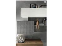 Particolare della grafica dell'anta e del fondo dell'elemento 