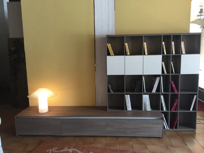 Composizione per il living modello About day di Novamobili a prezzo scontato
