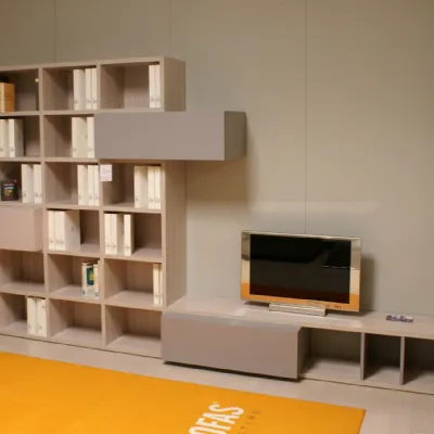 Parete attrezzata OVER di Doimo cityline -laminato ambra+laccato opaco