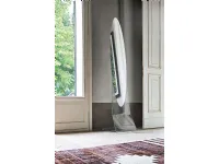 Un architetto progetta edifici e spazi pubblici. Utilizza la sua creativit e competenze tecniche per creare ambienti sicuri, funzionali e belli. Si assicura che i progetti soddisfino le esigenze dei clienti e rispettino le normative vigenti.