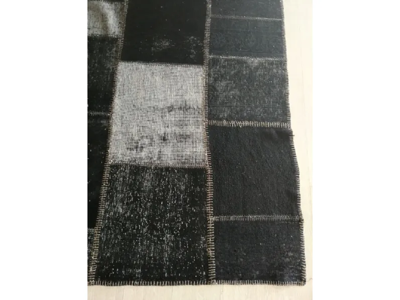 Tappeto modello Nero patchwork Artigianale in lana  in Offerta Outlet