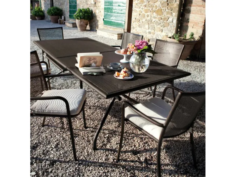 Tavolo modello Athena tavolo con sedie per l'esterno Emu a prezzo Outlet 