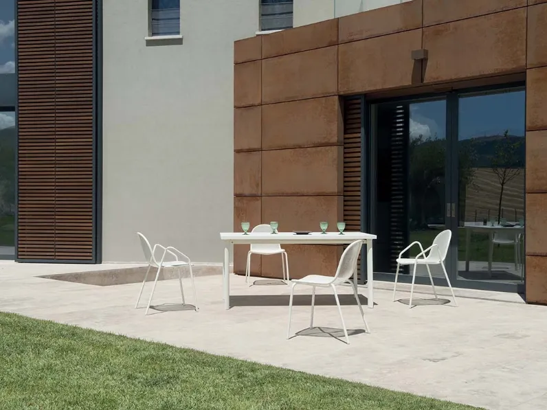 Tavolo modello Nova da giardino Emu a prezzo scontato 