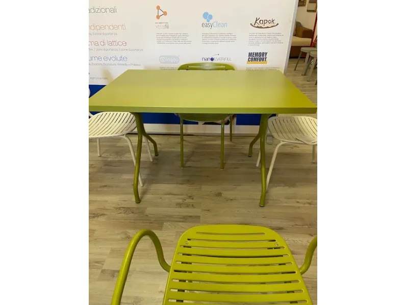 Tavolo da giardino modello Solid Emu con forte sconto