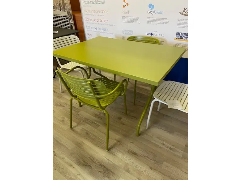 Tavolo da giardino modello Solid Emu con forte sconto