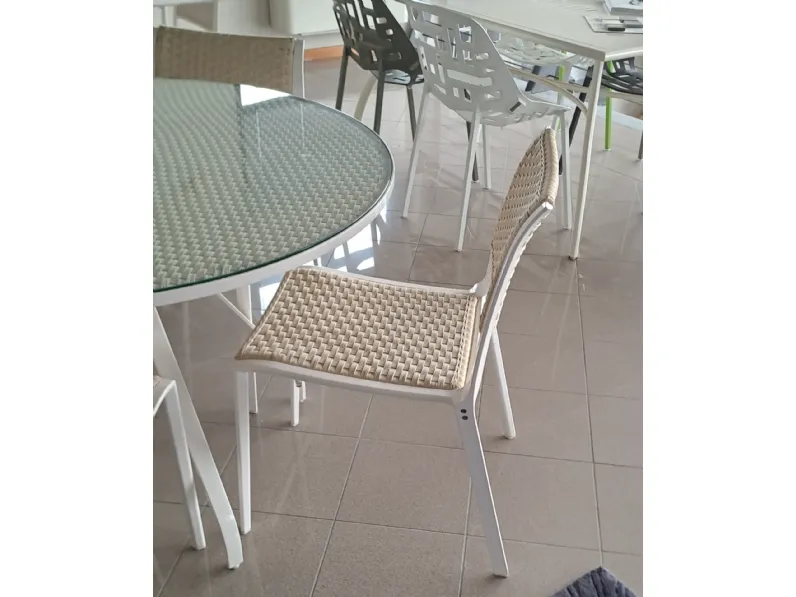 Tavolo da giardino modello Emu con forte sconto