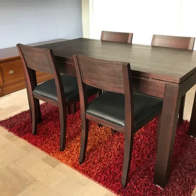 Tavolo chiuso rettangolare allungabile e sedie in legno massello