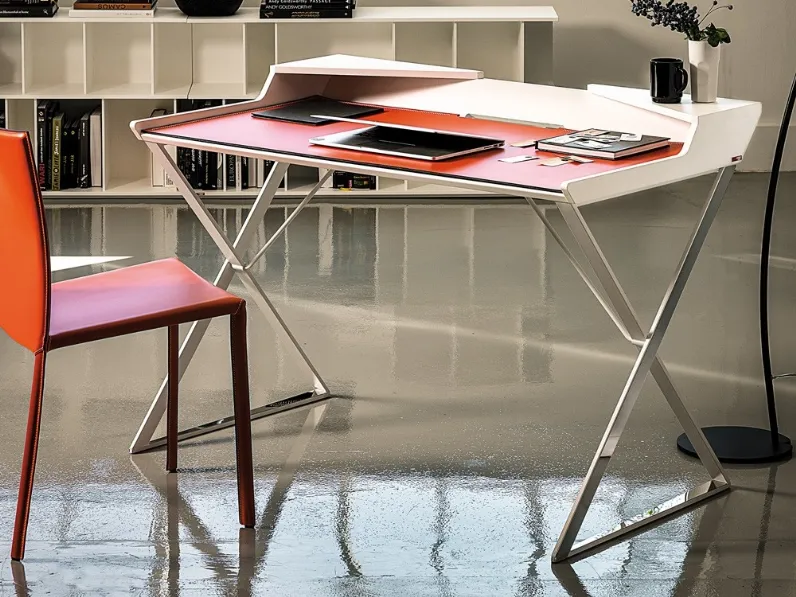 Tavolo sagomato Scrittoio qwerty Cattelan Italia. Prezzo riservato!