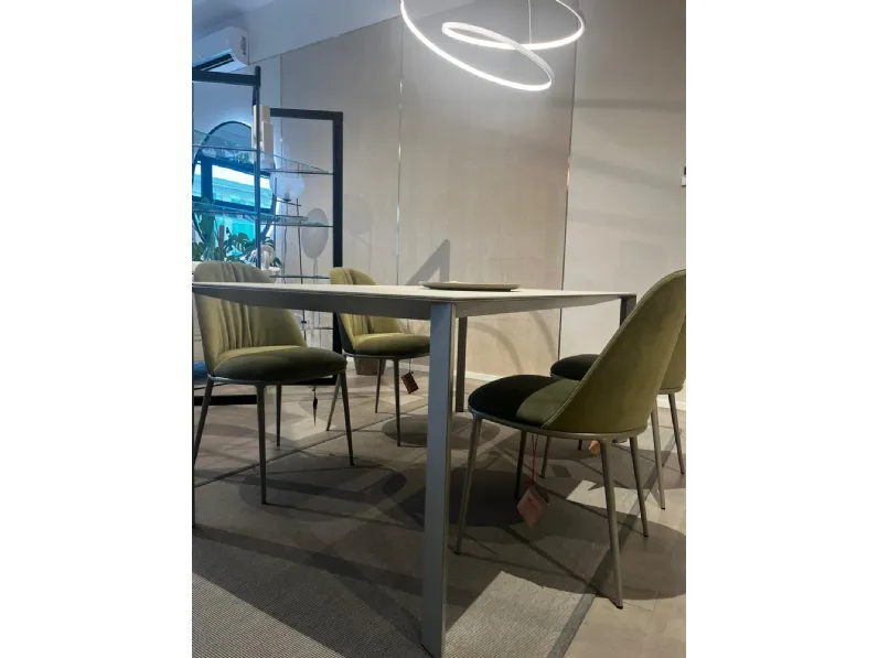 Tavolo fisso Akashi Midj a soli 1945 Euro