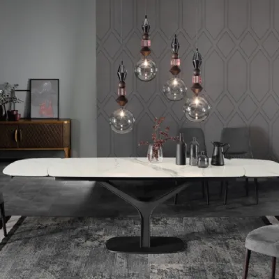 Scopri il tavolo Ariston Tonin Casa con uno sconto del 30%! Design moderno e sagomato per un arredo unico.