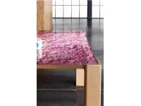 Tavolo Alta Corte modello Sidney. Il tavolo ha il piano in vetro trasparente e la struttura in legno rovere disponibile in diverse finiture.