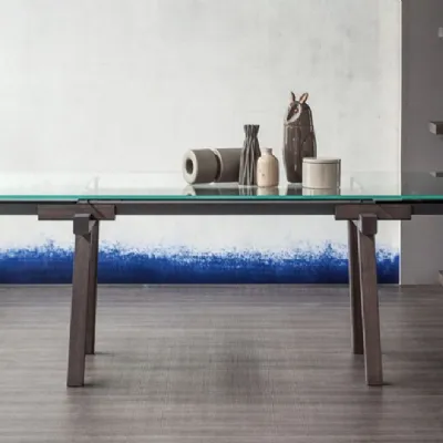 Tavolo Bonaldo modello Tracks. Tavolo allungabile con struttura in acciaio, gambe in legno e piano in cristallo.