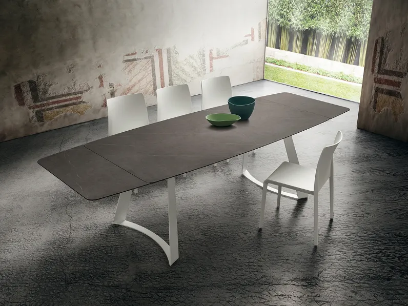 Tavolo in altri materiali ellittico Bruno  La primavera in offerta outlet
