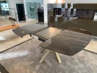 Tavolo con piano in ceramica sagomato di Riflessi a PREZZO OUTLET 